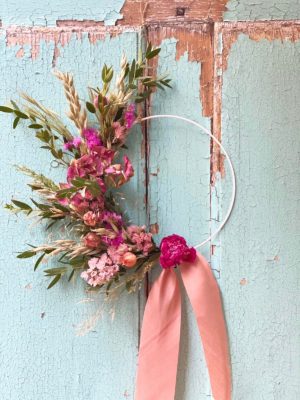 Création d'une couronne de fleurs séchées