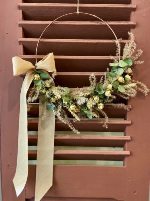 Création d'une couronne de fleurs séchées