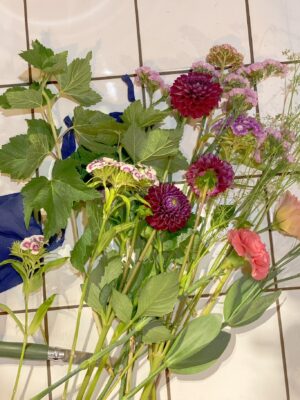 Création d'un bouquet de fleurs fraîches